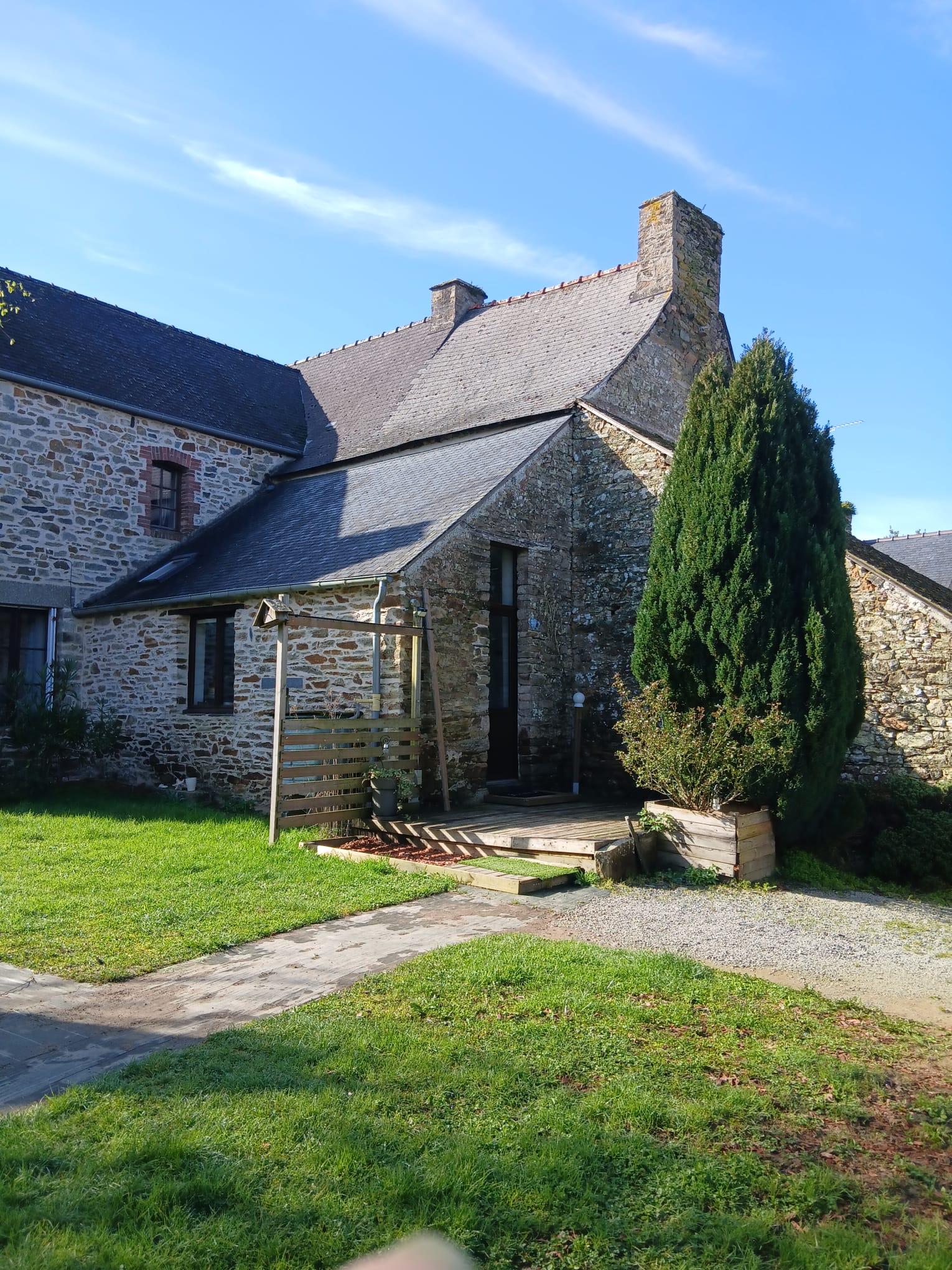 Extérieur du gîte Le Reflet des Rivières — maison ancienne de 1880 à Peillac, Morbihan